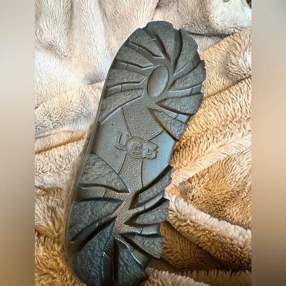 Ugg Slippers for MEN or WOMEN. Brand New. Grey, size 12 US. Never worn. - Picture 5 of 9